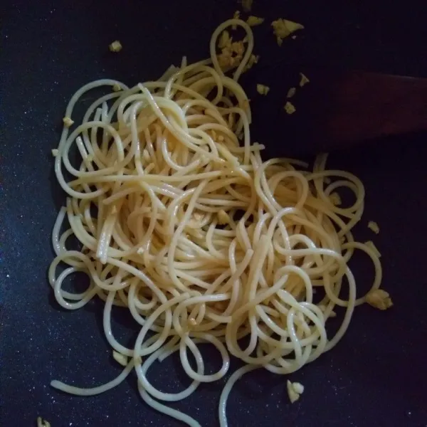 Masukkan spaghetti yang telah direbus tadi