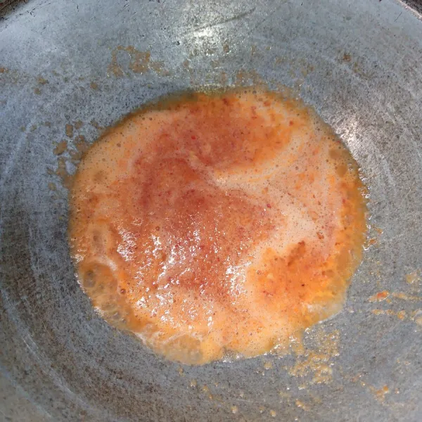 Blender bawang merah, bawang putih, cabai merah, cabai rawit dan jahe sampai halus. Kemudian tumis sampai harum dan matang. Tambahkan air,gula,garam,lada bubuk,saos tiram dan saos sambal. Masak sampai mendidih. Masukkan telur. Aduk rata. Masak sampai kuah menyusut