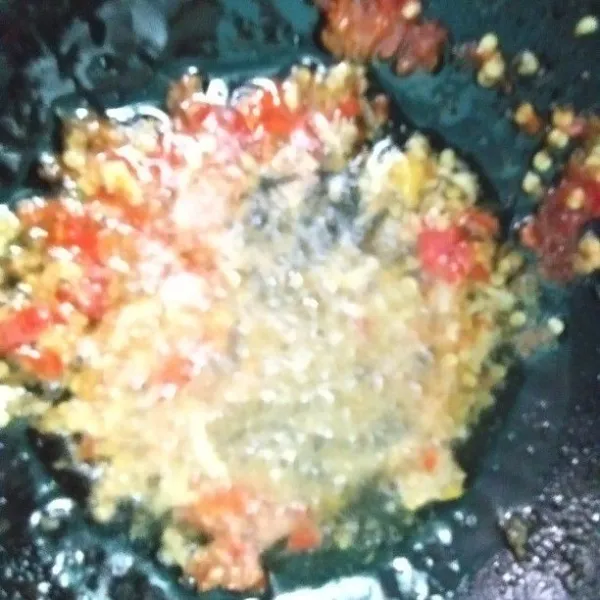 Tuang minyak goreng yang sudah dipanaskan, aduk rata kemudian penyet tempe diatasnya