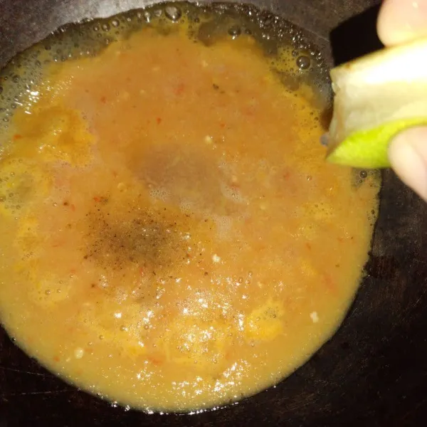 Lalu masak saus bersama kaldu bubuk, gula, garam dan perasan jeruk lemon