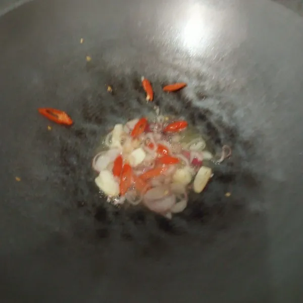 Tumis bawang merah putih dan cabai sampai harum.