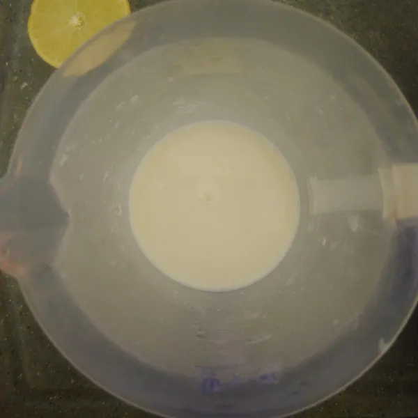 Siapkan bahan buttermilk, campur susu dan air jeruk lemon, diamkan 10 menit