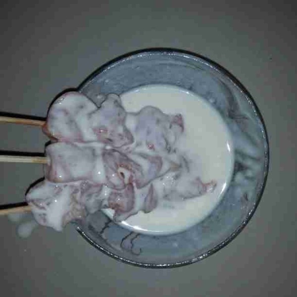 Campurkan tepung terigu dan air. Aduk hingga tidak bergerindil. Celupkan sate ke dalam adonan tepung