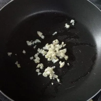 Untuk saus Thai, tumis bawang putih dengan secukupnya minyak goreng hingga harum