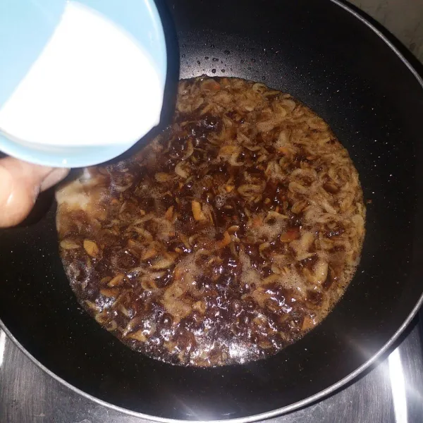Tambahkan larutan maizena, aduk sampai kuah agak kental. Test rasa, jika sudah pas siram saus diatas terong goreng, taburi wijen dan irisan daun bawang di atasnya. Sajikan
