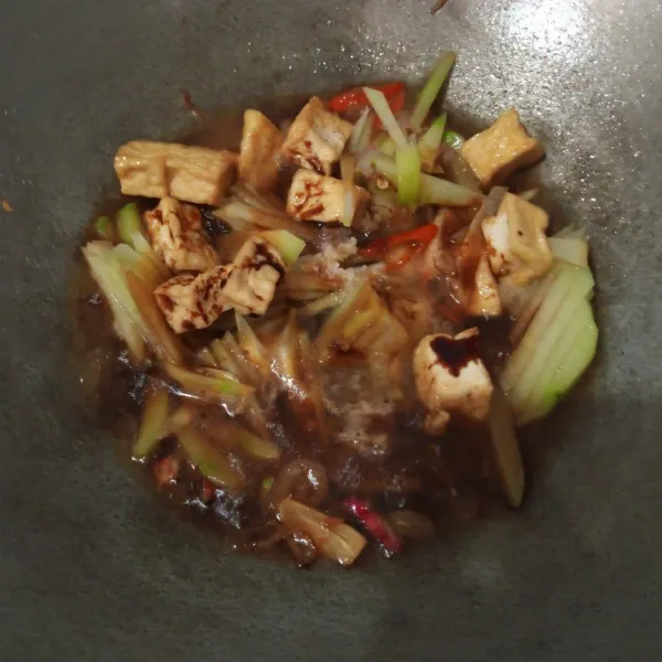 Tambahkan sedikit air, masukkan kecap manis, garam dan penyedap rasa. Lalu aduk hingga tercampur rata. Masak sampai air menyusut.