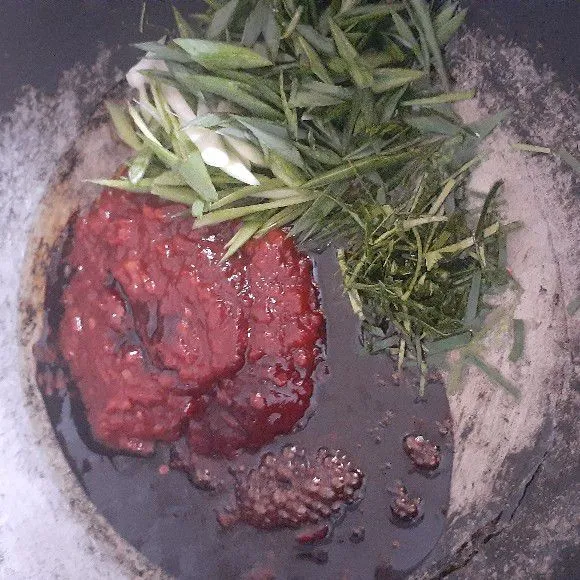 Masukkan semua bahan sambal belacan, daun jeruk, daun bawang, kecap manis dan minyak goreng. Masak dengan api sedang