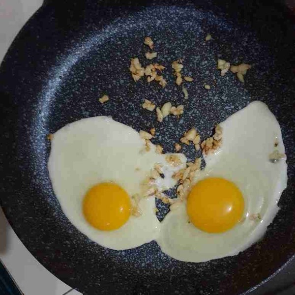 Kemudian masukkan 2 butir telur.