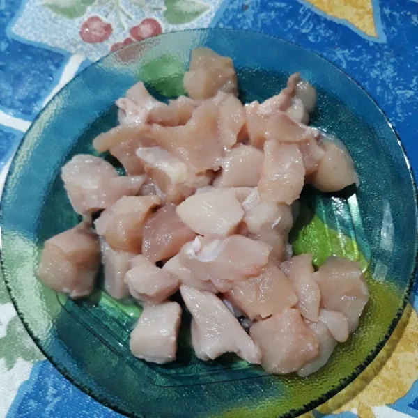 Cuci bersih ayam potong-potong dadu