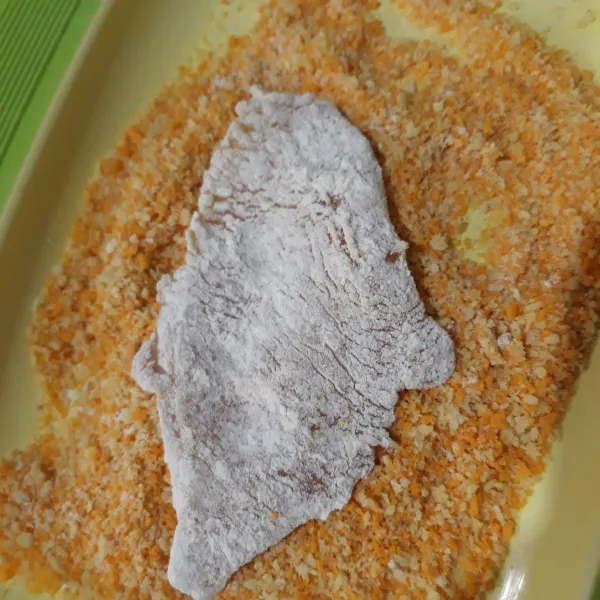 Dan baluri dengan tepung panir