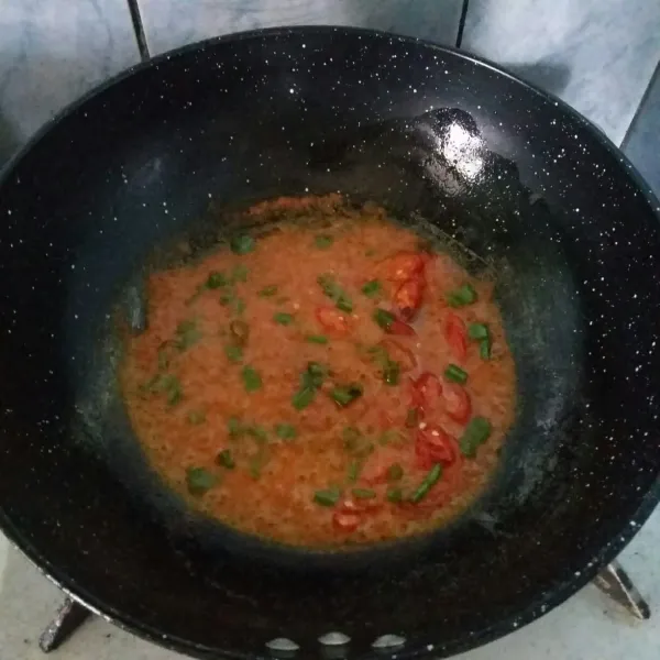 Panaskan minyak, tumis bumbu halus bawang merah, bawang putih, cabai merah, cabai rawit dan kemiri. Tumis hingga matang, masukkan cabai merah iris dan daun bawang