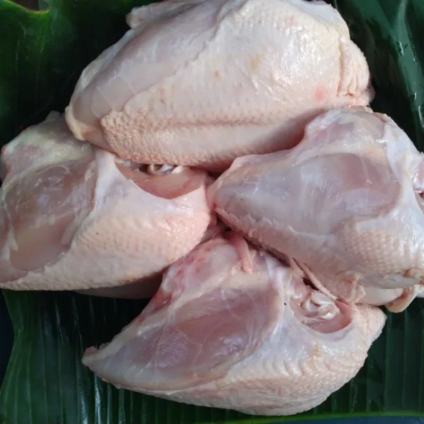 Cuci bersih daging ayam,sisihkn kulit nya,lalu rebus selama 30 menit.
