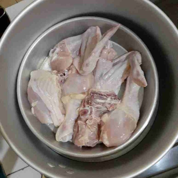 Panaskan panci kukusan, lalu kukus ayam 20-30 menit, angkat dan tiriskan.