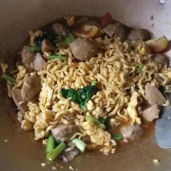Terakhir, masukkan mie, bakso, kecap manis, saus teriyaki, kecap asin, merica, garam, dan kaldu bubuk. Masak hingga bumbu meresap dan kuah kering