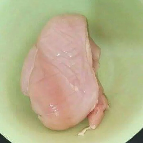 Siapkan 1 dada ayam yang dicuci bersih.