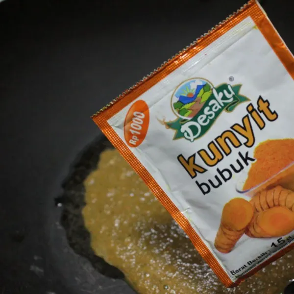 Tumis bumbu halus, tambahkan kunyit bubuk dan lada bubuk, masak hingga bumbu matang