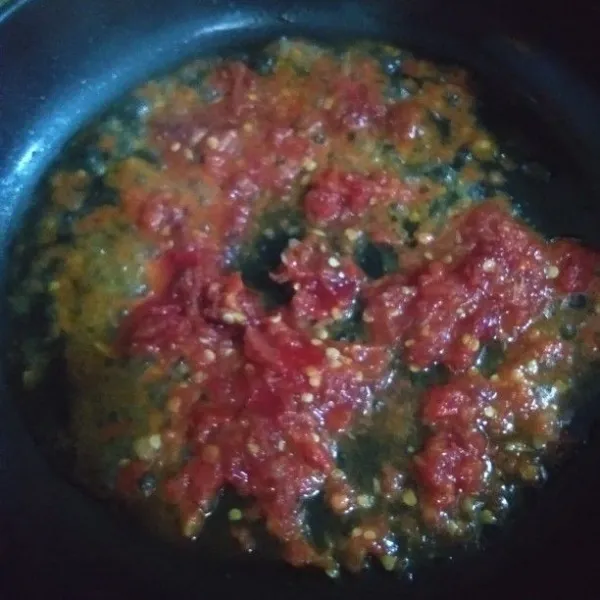 Sementara nasi dimasak, panaskan minyak kemudian tumis bumbu balado sampai matang