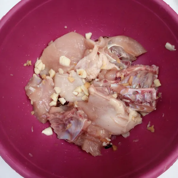 Balur ayam dengan Bumbu perendam. Kemudian rendam selama 30 menit