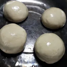 Bagi 4 bulatan, oles dengan minyak, tutup dengan plastic wrap, diamkan kembali selama 30 menit