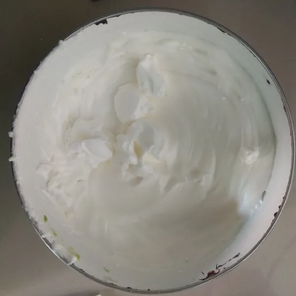 Kocok putih telur hingga soft peak