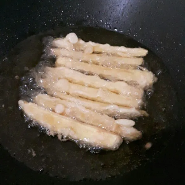 Panaskan minyak sayur. Goreng ubi sampai coklat keemasan, angkat, tiriskan