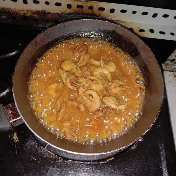 Masak saus hingga mendidih dan kental kemudian masukkan udang goreng tepung, aduk hingga rata