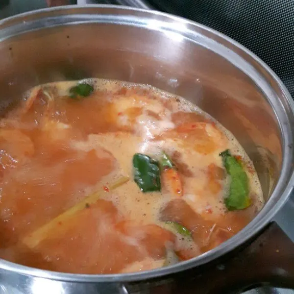 Didihkan air. Tuang tumisan bumbu dan udang, aduk rata