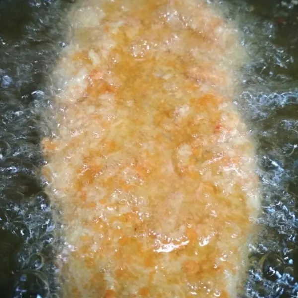 Panaskan minyak goreng chicken schnitzel hingga matang, gunakan api sedang cenderung kecil agar panas merata dan matang sempurna, waktu menggoreng siram-siram permukaan dengan minyak goreng, angkat dan tiriskan, lakukan hingga semua adonan habis