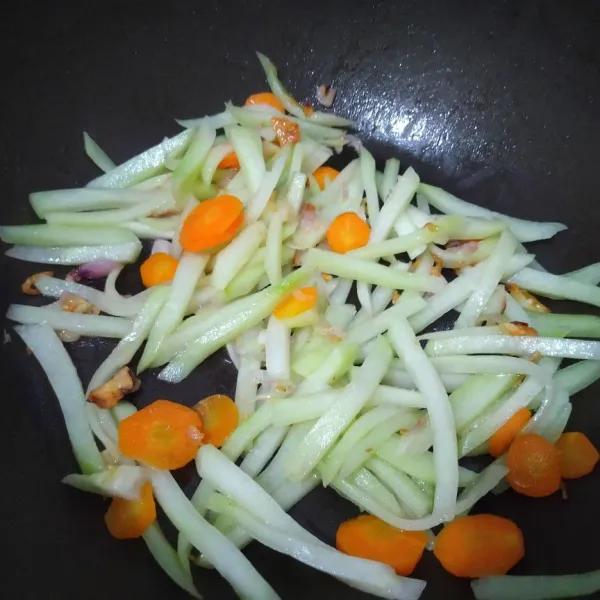 Lalu masukkan labu siam. Aduk, kemudian tuang air secukupnya