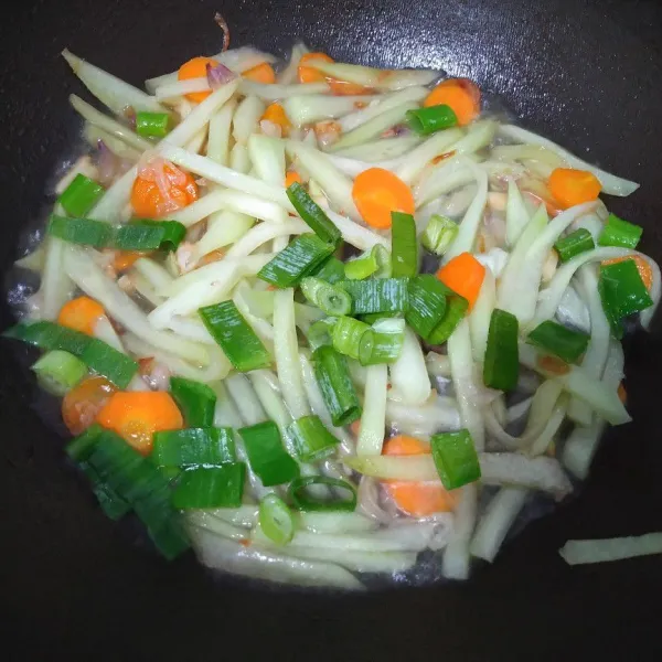 Masukkan irisan bawang prei. Aduk kembali