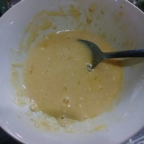 Campur tepung terigu, telur dan kaldu bubuk aduk sampai tercampur rata