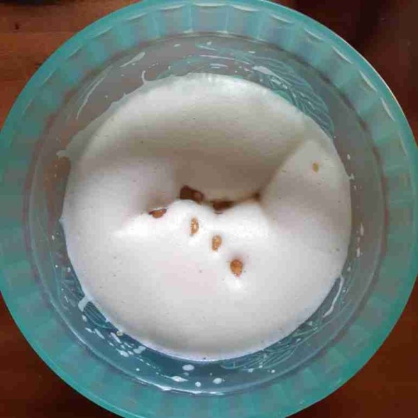 Kemudian masukkan pisang yang sudah di haluskan dalam adonan. Aduk merata.