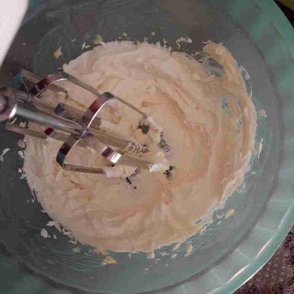 Untuk bahan toppingnya : Dalam wadah, mixer gula dan margarin sampai mengembang. Masukkan telur, mixer sampai merata.