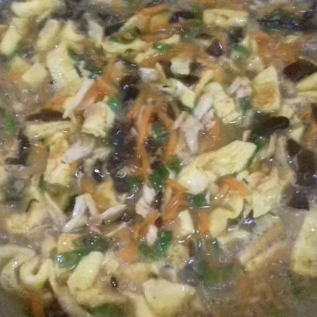 Masukkan ayam dan telur dadar. Tambahkan minyak wijen, saus tiram, dan garam