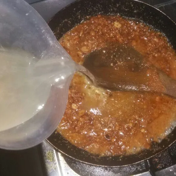 Tuang 300 ml air kaldu, aduk-aduk dan masak hingga mendidih