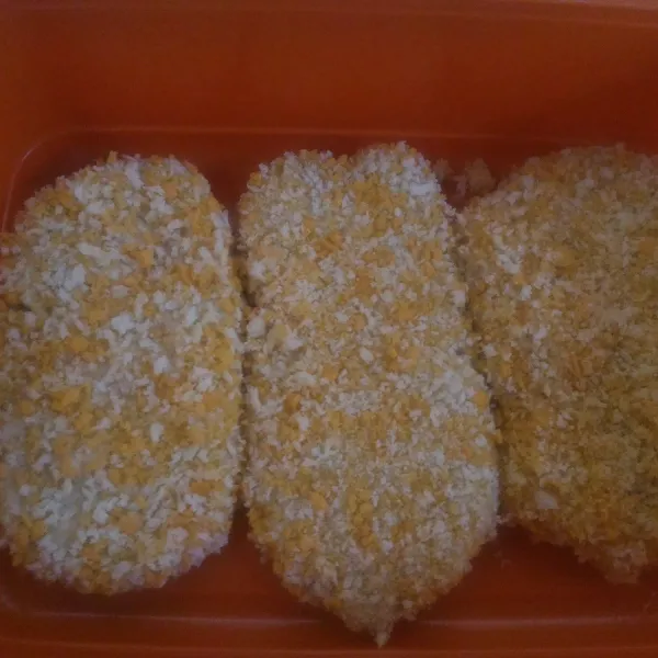 Simpan tempe katsu kedalam kulkas sebelum digoreng, supaya tepung dapat menempel sempurna