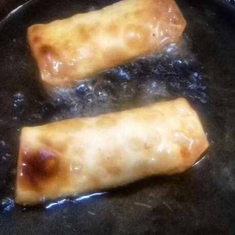 Panaskan minyak goreng, goreng lumpia dengan api kecil. Goreng hingga kecoklatan. Angkat tiriskan