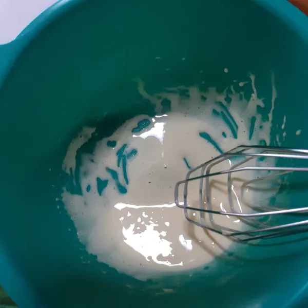 Untuk adonan vla, dalam wadah aduk kuning telur dan 2 sdm gula di (jadi yg 4 sdm gula dibagi 2 tahap ya) dgn whisk hingga gula larut sempurna. Adonan berwarna putih pucat.