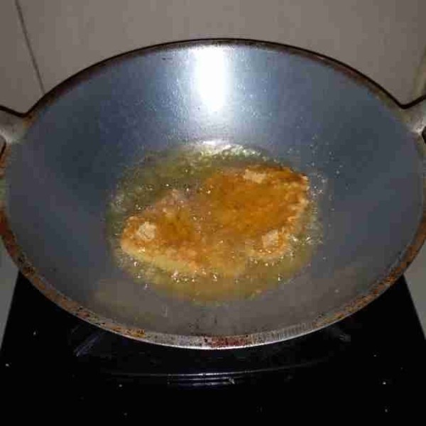 Siapkan minyak panas. Goreng chicken katsu hingga berwarna keemasan. Angkat dan tiriskan