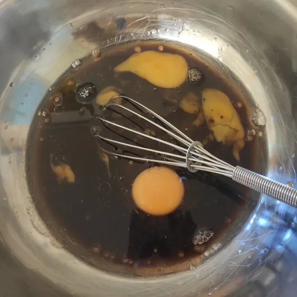 Tambahkan gula, telur, minyak, lalu aduk rata. Bisa pakai whisk ataupun mixer.