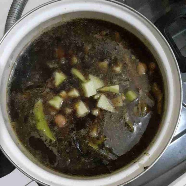 Tambahkan potongan labu siam, garam, gula pasir, gula merah sisir, lada bubuk, ketumbar bubuk dan kaldu jamur bubuk. Aduk merata.