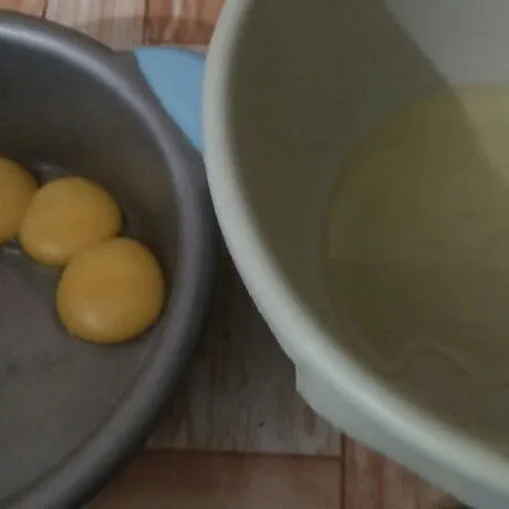 Pisahkan kuning dari putih telur.