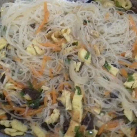 Masukkan bihun jagung, aduk rata, koreksi rasa. Angkat
