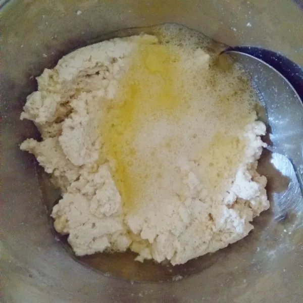 Masukkan putih telur kemudian aduk hingga rata