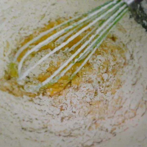 Lanjutkan dengan memasukan tepung, mentega cair dan adonan biang.