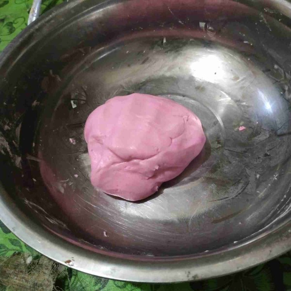 Setelah agak kalis, masukkan sekitar 2 tetes pewarna pink kemudian uleni kembali sampai warna tercampur rata dan kalis