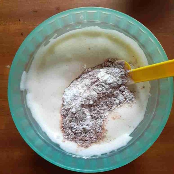 Tambahkan dalam adonan tepung terigu, coklat bubuk dan vanili bubuk ayak, aduk merata.
