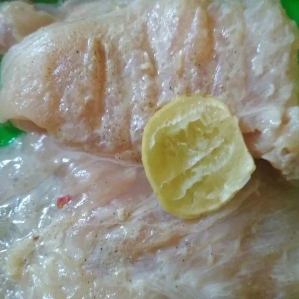 Lumuri fillet ayam dengan air jeruk nipis, garam dan lada bubuk, diamkan 15 menit dikulkas