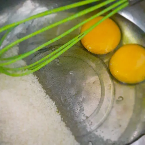 Kocok telur bersama gula.