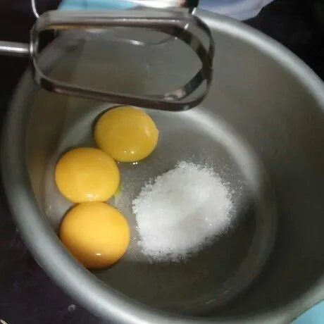 Kemudian, kocok kuning telur dengan gula 2 sdm sampai berwarna kuning muda.
